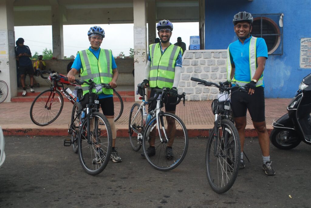 Dr. S.P. Kalantri with his son Ashwini and friend Abhishek at the start of their 200 km Brevet attempt, August 2016. The ride was not completed — two punctures, strong headwinds, and an injured knee ended it early.