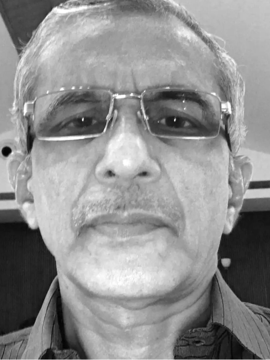 Portrait of Dr Vivek Poflee, faculty in Medicine at the Mahatma Gandhi Institute of Medical Sciences, Sevagram