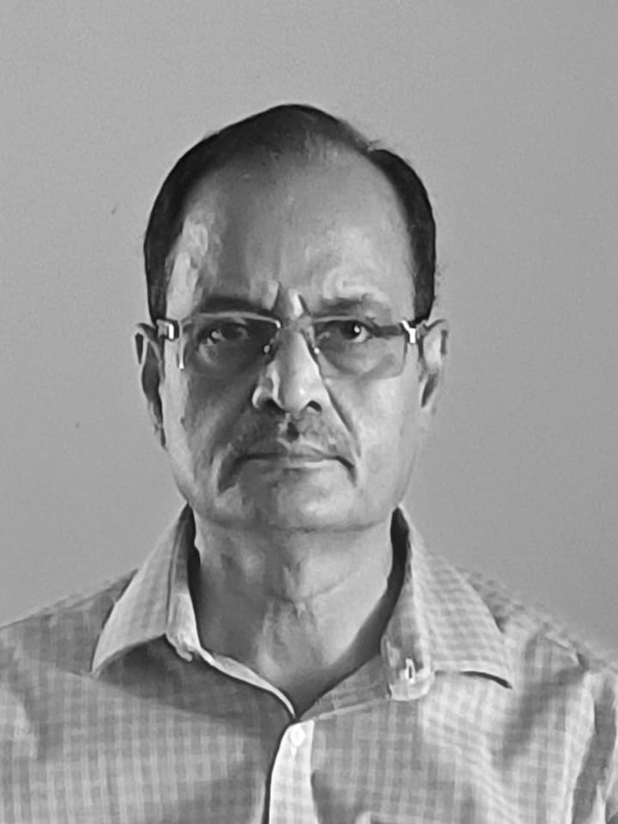 Portrait of Dr. Sanjay Diwan. Reader in Medicine at MGIMS Sevagram