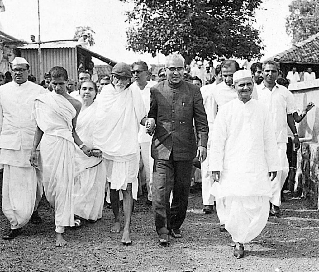 Dr. Sushila Nayar with PM Lal Bahadur Shastri, Vinoba Bhave, and Vasantrao Naik at Sevagram, 1963.